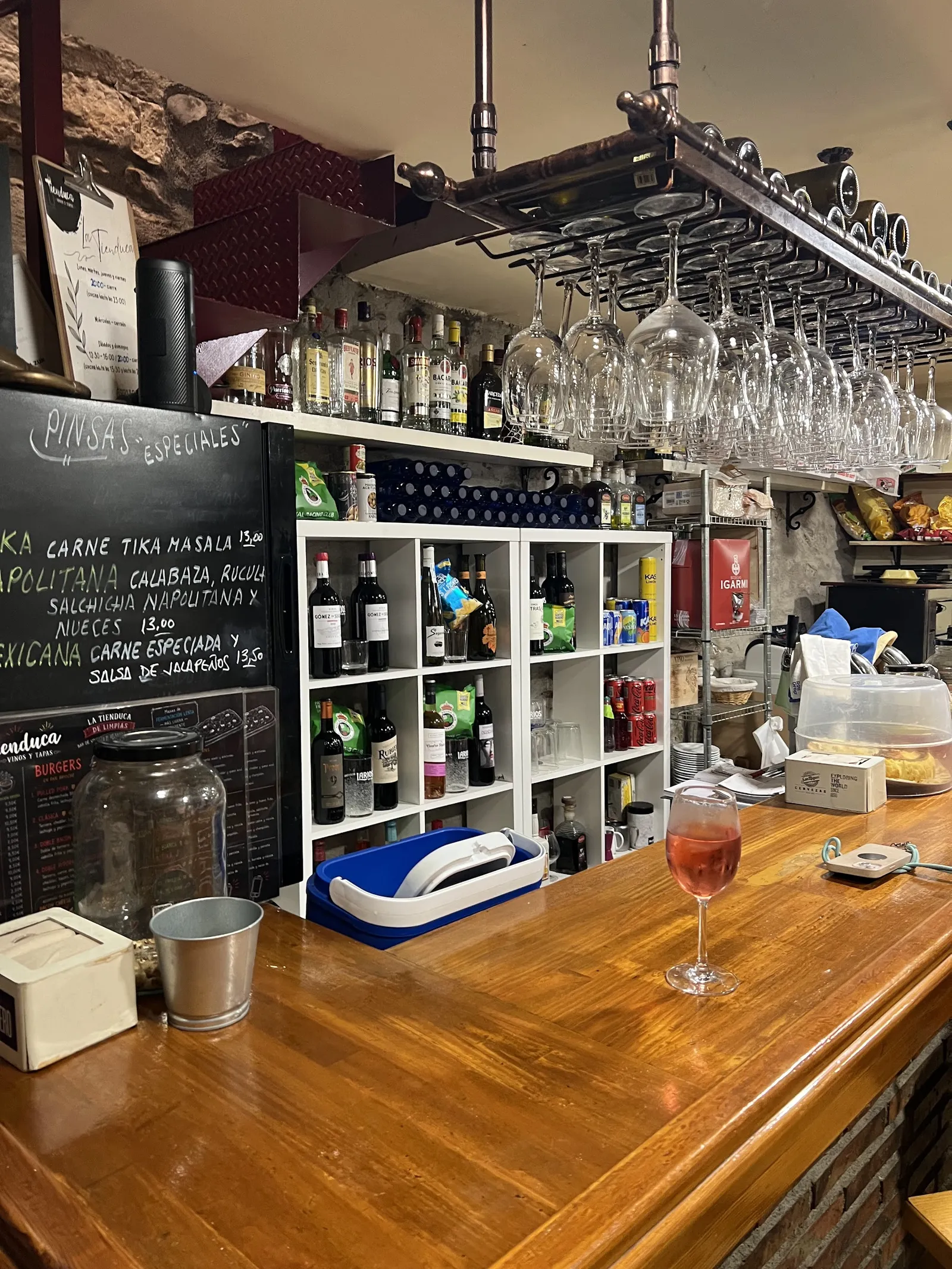 La barra de La Tienduca con copas y vinos