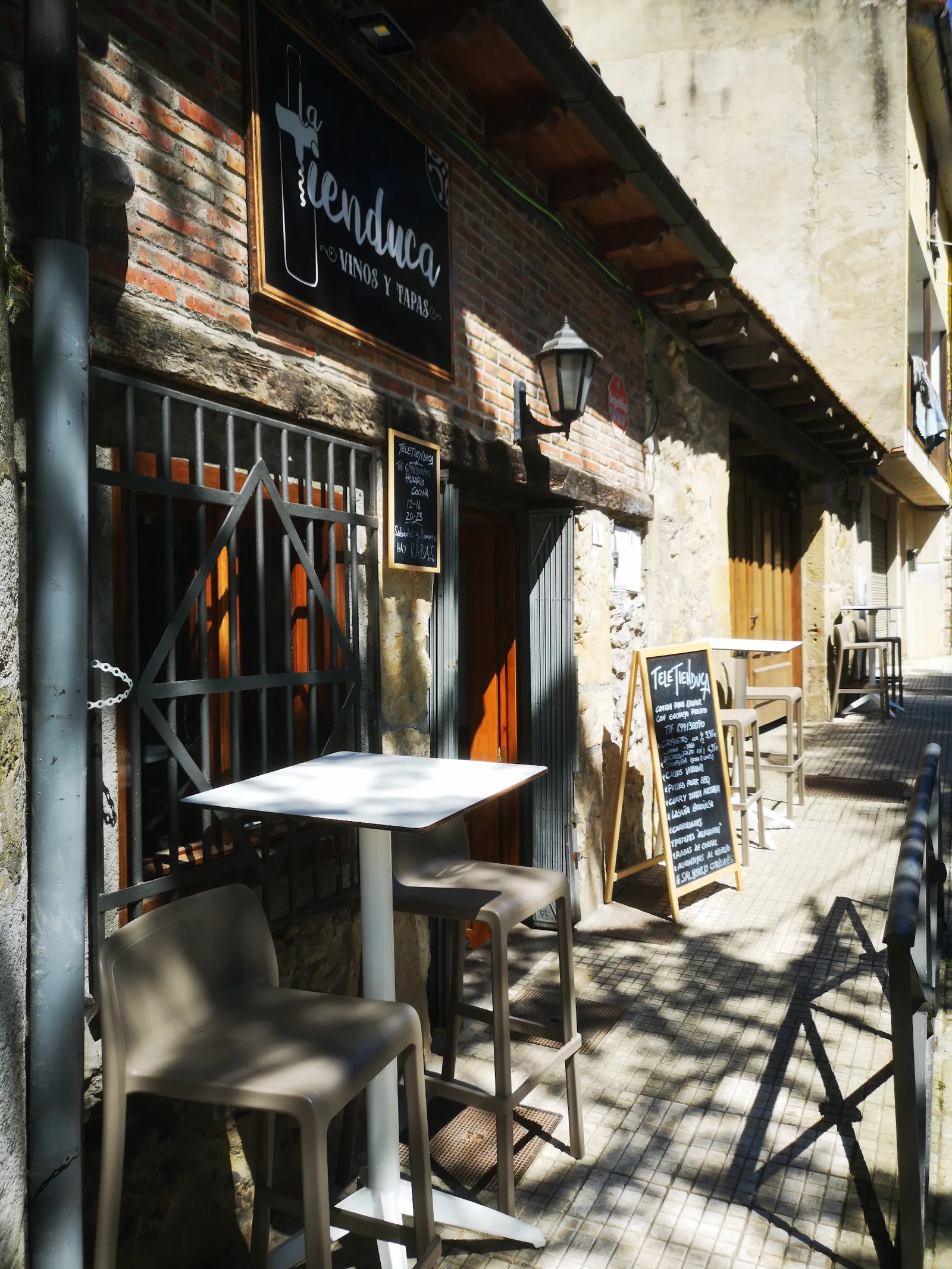 Fachada de La Tienduca en la calle Espina