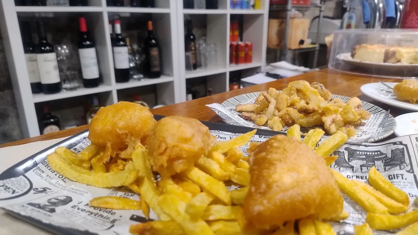 Fish and chips de bacalao con patatas