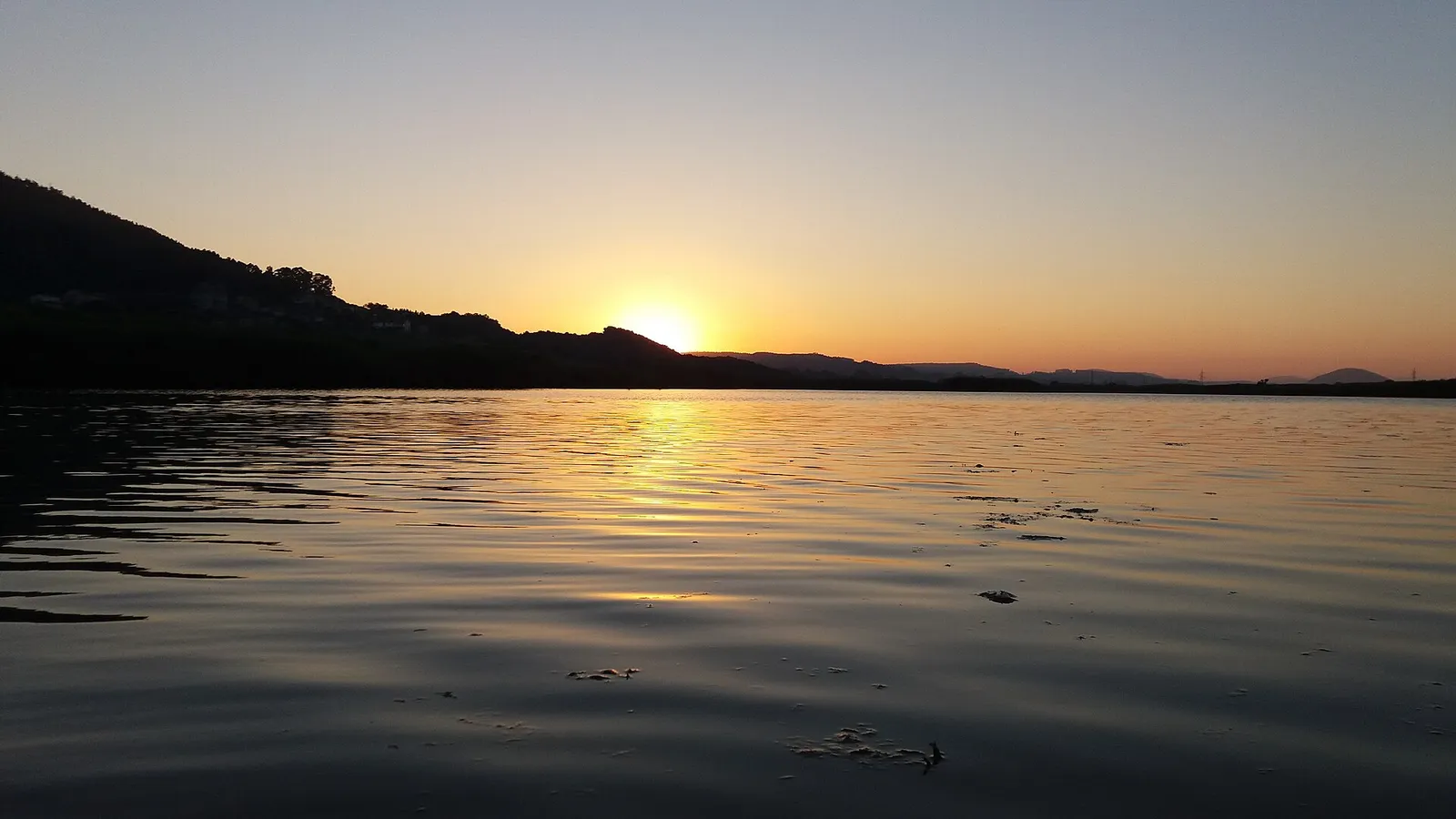 Puesta de sol en la ría de Limpias